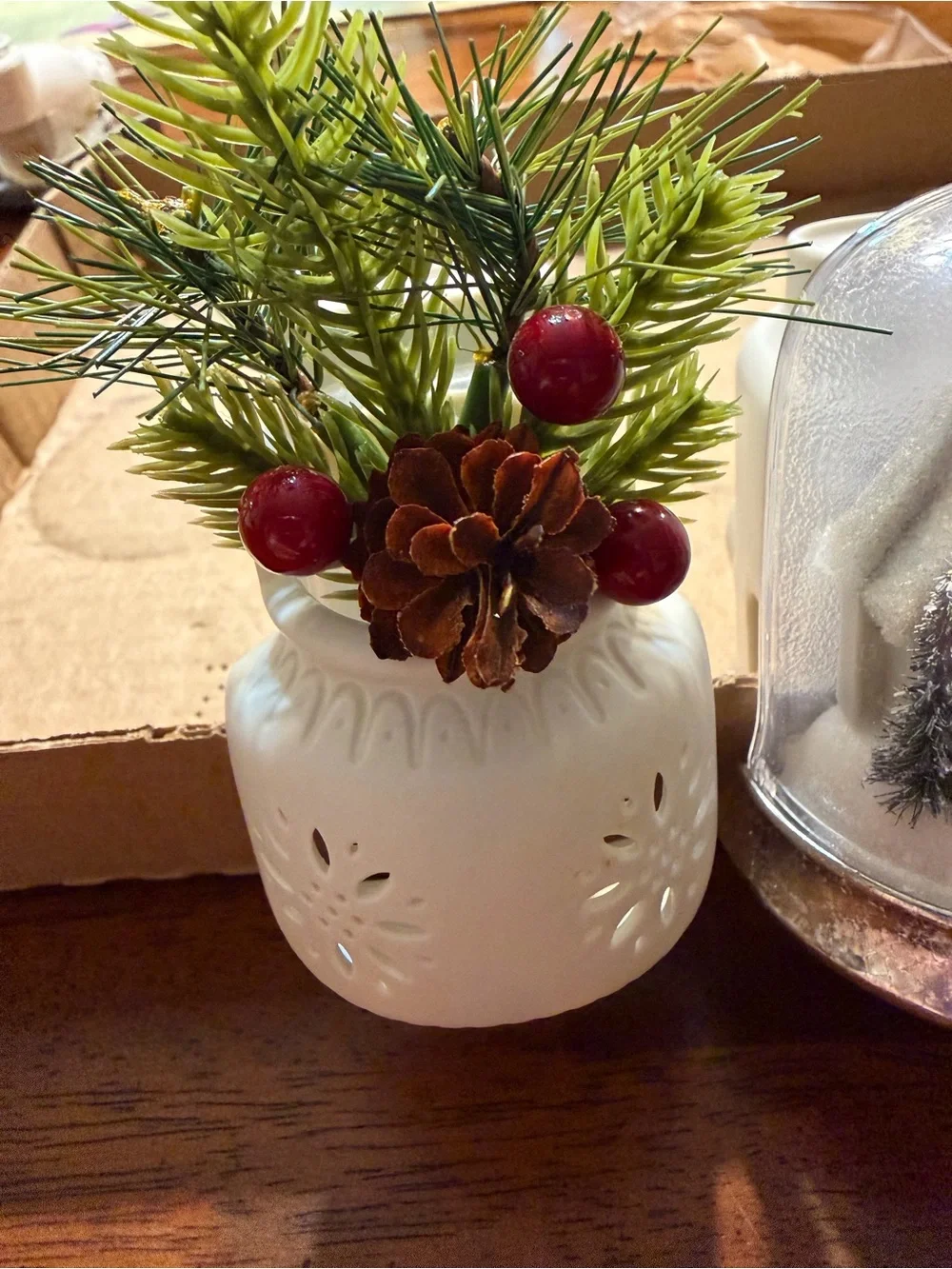 Yankee candle Holiday Pineberry and Glass Snowhouse Scentplug Diffuser